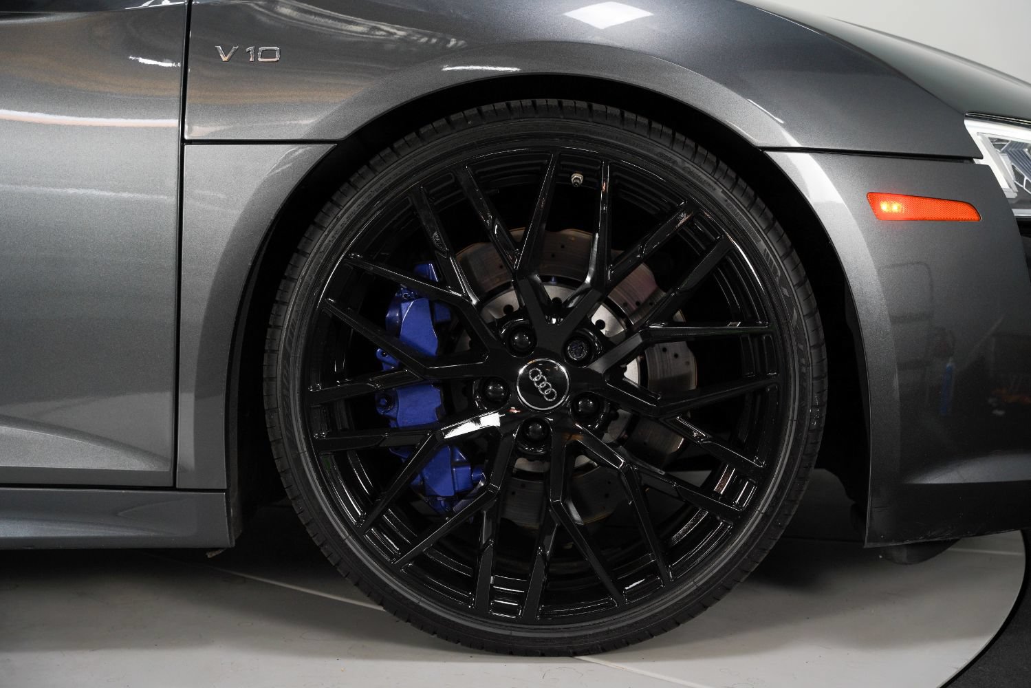 Used 2018 Audi R8 V10 w/ Premium Package RWD image 24