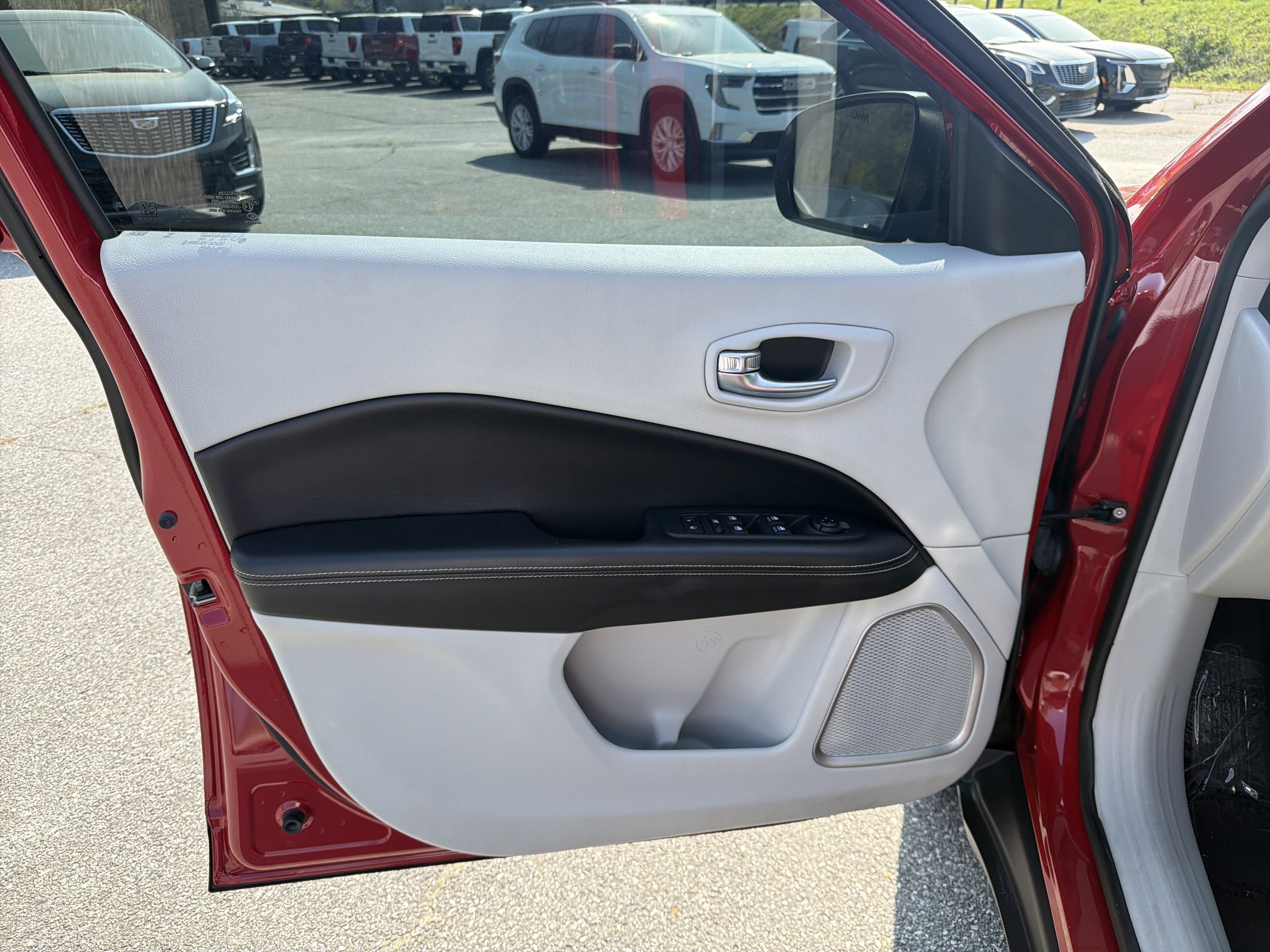 Used 2019 Jeep Compass Latitude w/ Popular Equipment Group image 11