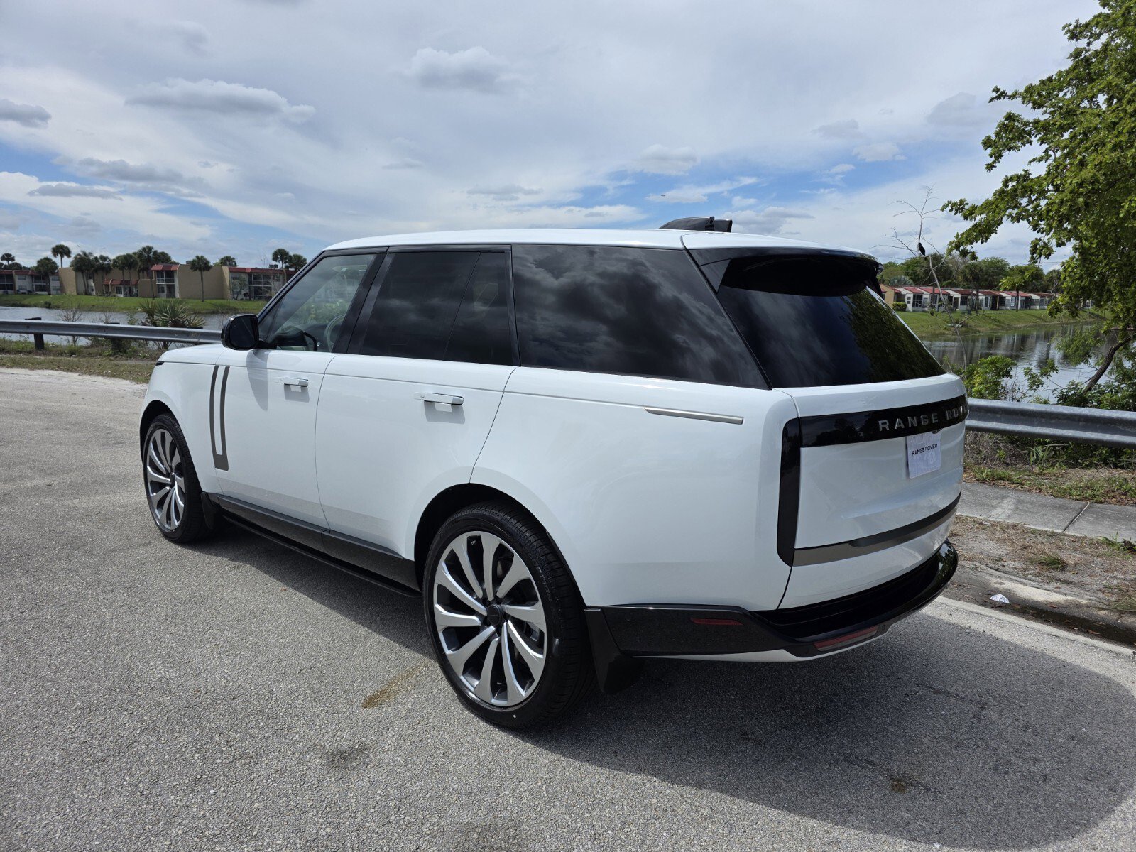New 2026 Land Rover Range Rover SE image 2