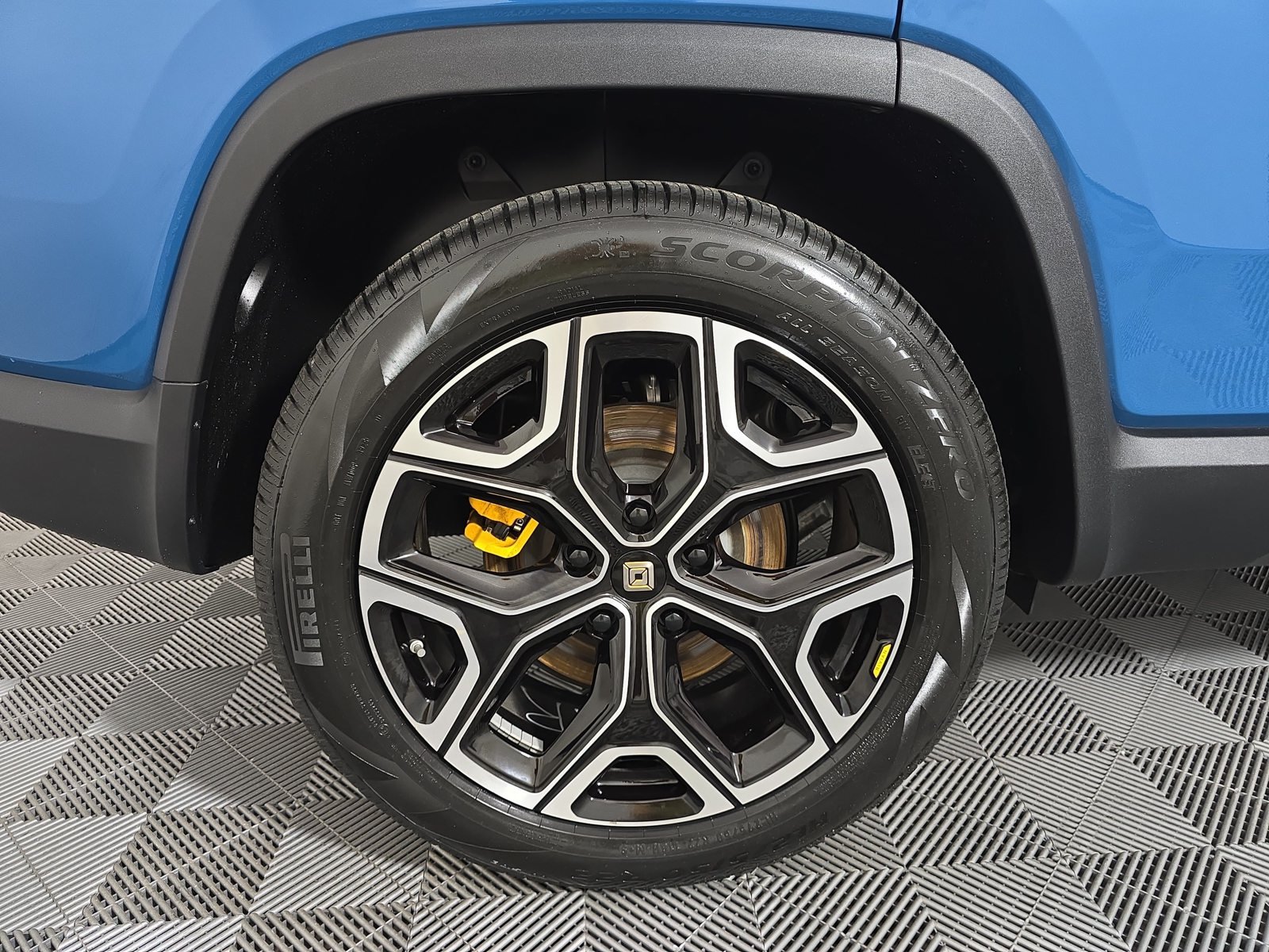 Used 2023 Rivian R1S Launch Edition Quad AWD/4WD image 12