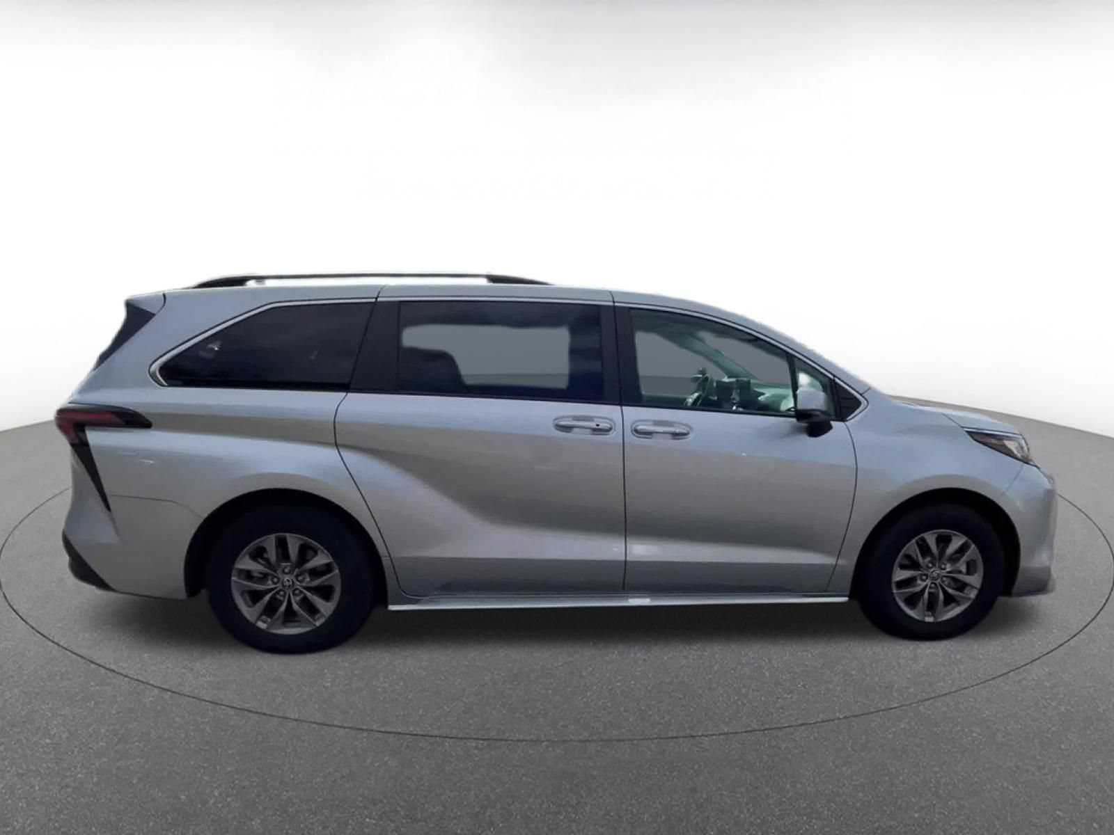 Used 2023 Toyota Sienna XLE FWD image 16