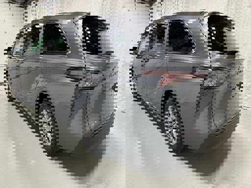 Used 2025 Toyota Sienna XLE image 5