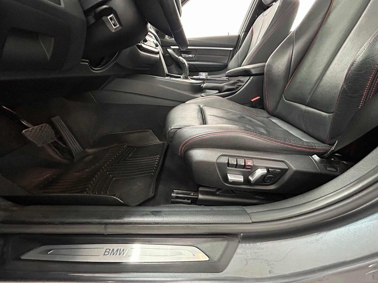 Used 2017 BMW 330i xDrive Sedan image 32