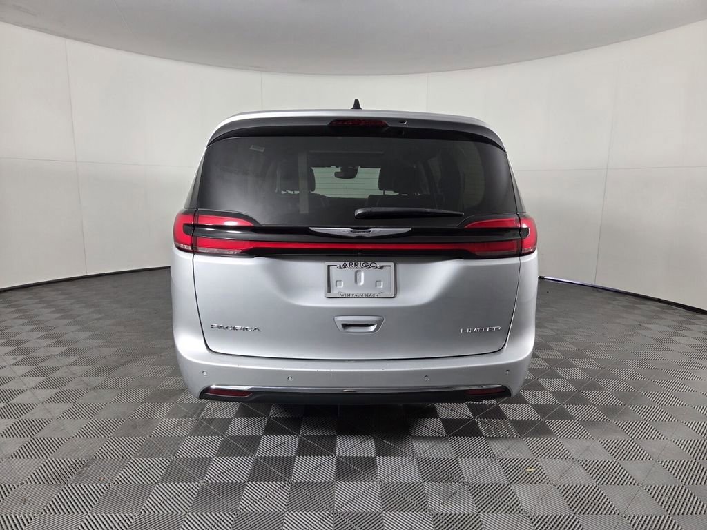 Certified 2024 Chrysler Pacifica Limited image 6
