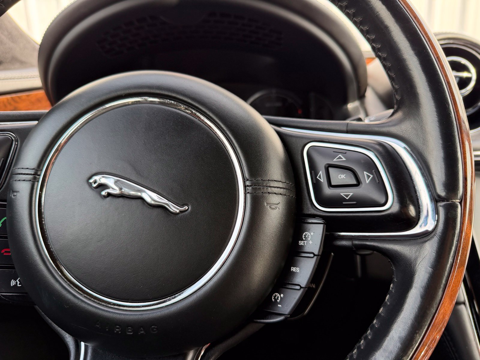 Used 2015 Jaguar XJ L Portfolio RWD image 16