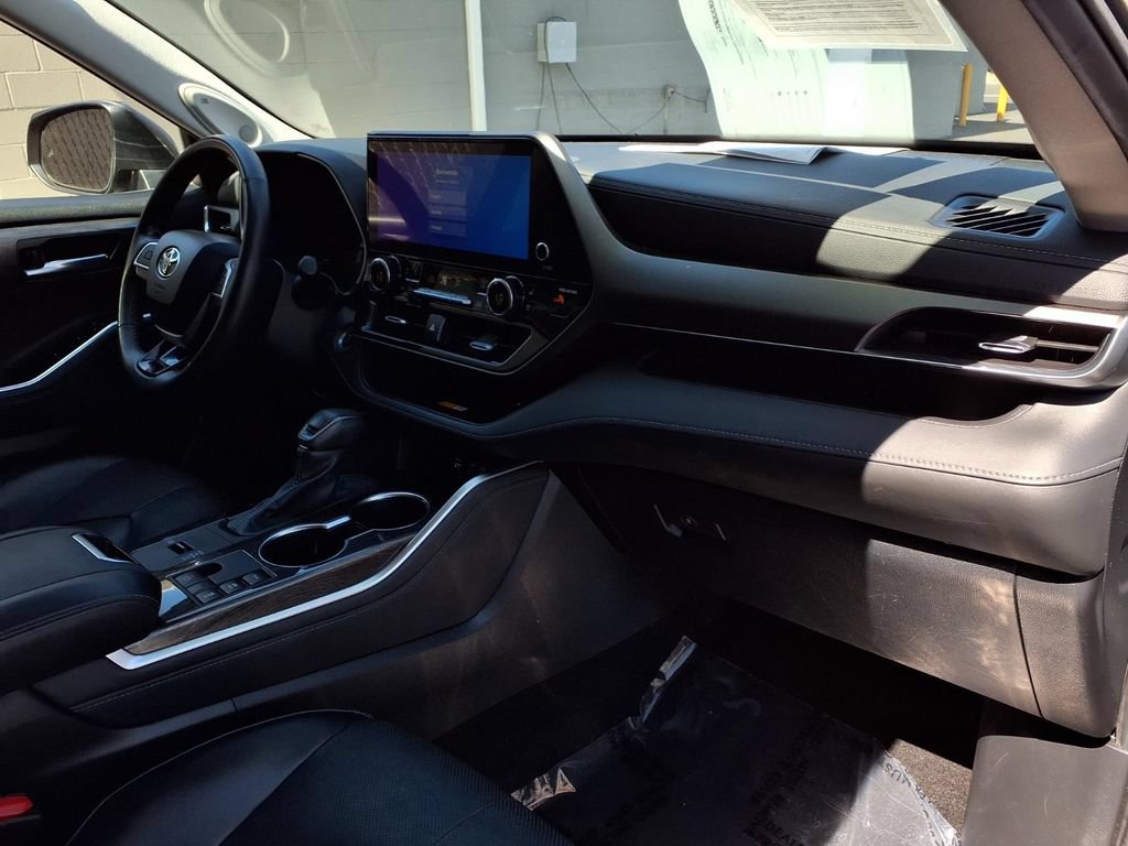 Certified 2024 Toyota Highlander Limited AWD/4WD image 25