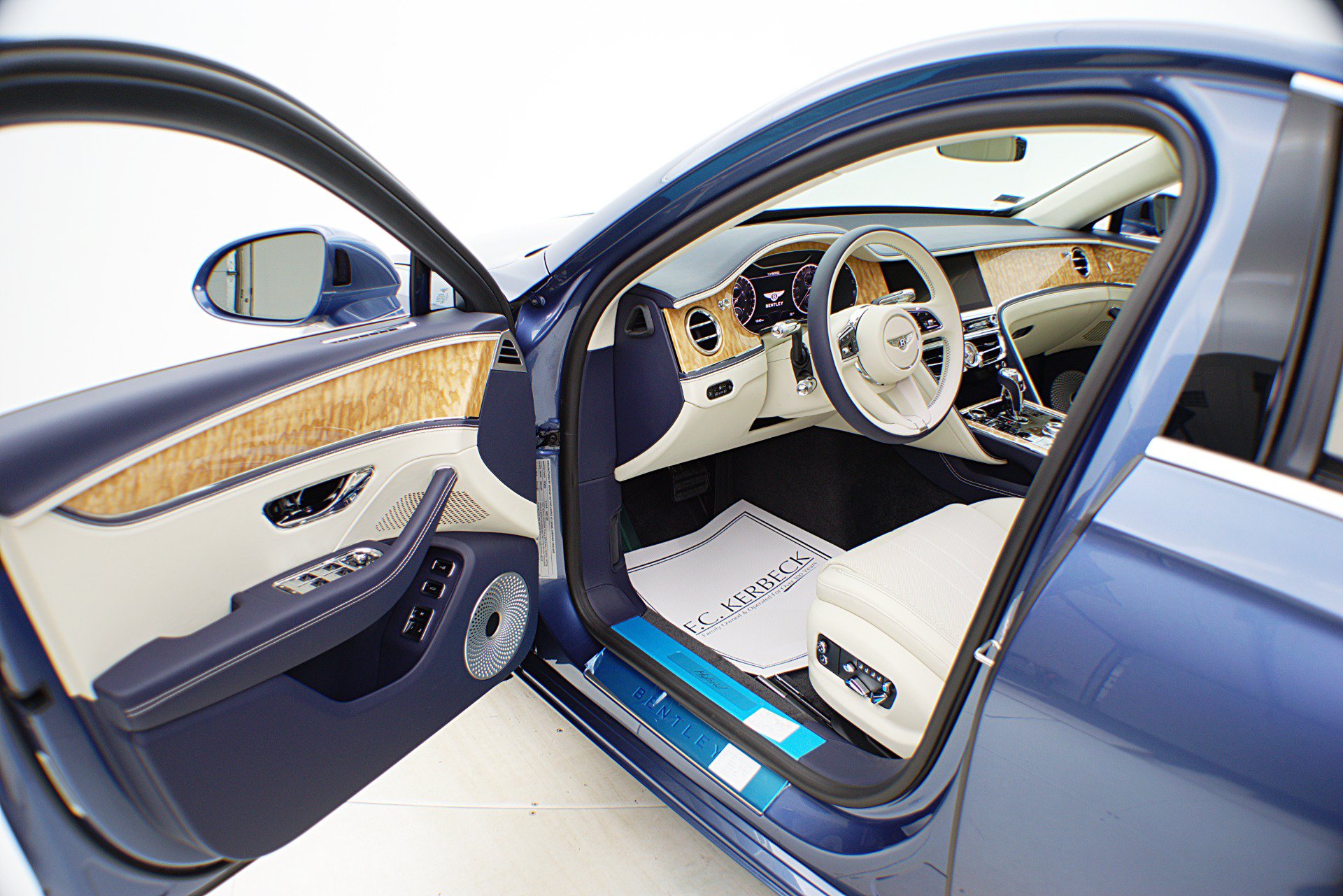 Certified 2022 Bentley Flying Spur Plug-In Hybrid AWD/4WD image 31