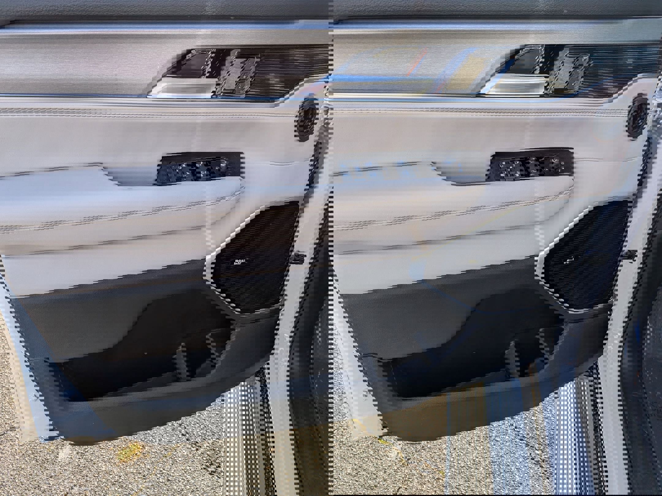 Certified 2025 Jeep Wagoneer Series III w/ Premium Group I image 11