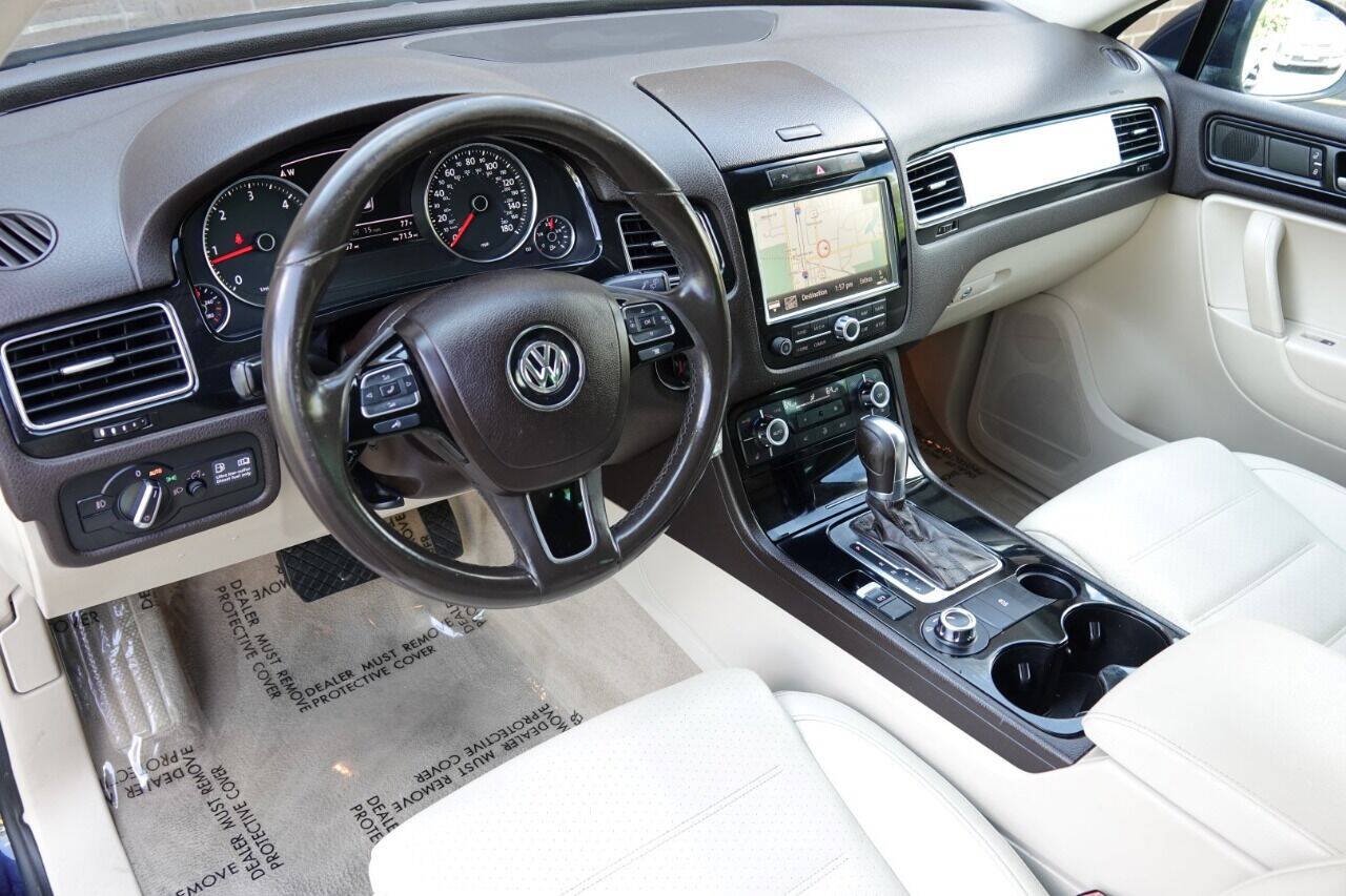 Used 2012 Volkswagen Touareg Sport AWD/4WD image 35