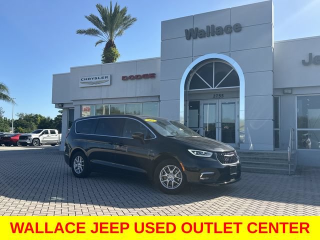 Used 2025 Chrysler Pacifica Select