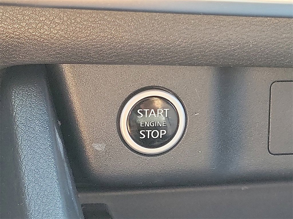 Used 2023 Nissan Rogue SV image 7