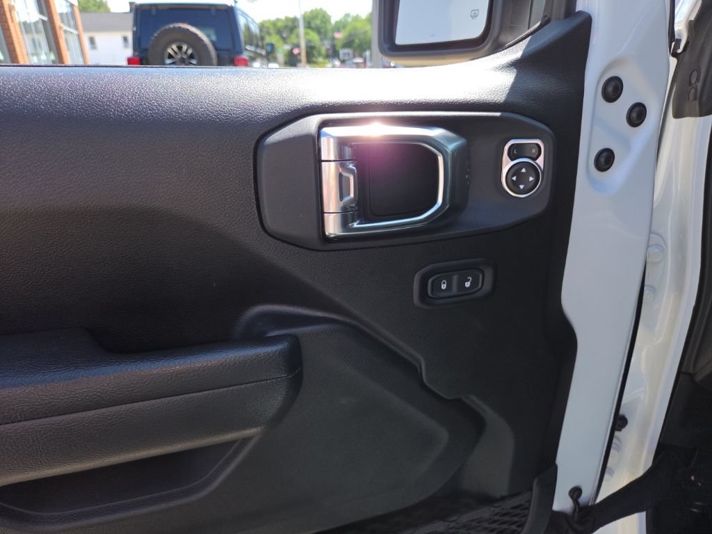 Certified 2025 Jeep Gladiator Sport AWD/4WD image 14
