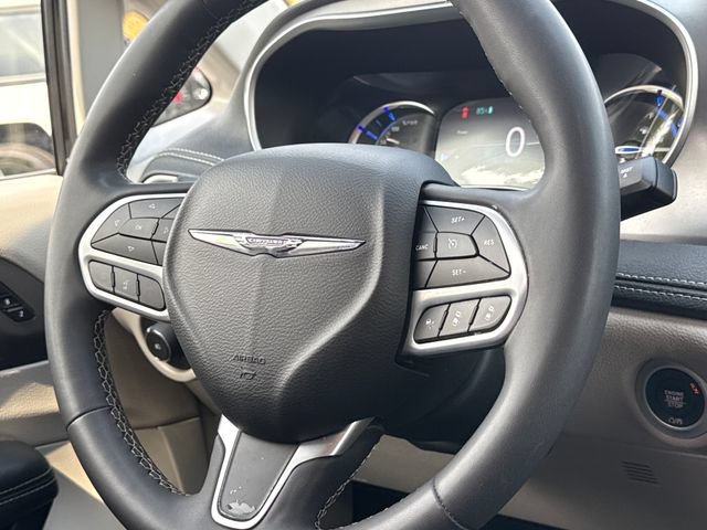 Used 2023 Chrysler Pacifica Touring-L FWD image 13