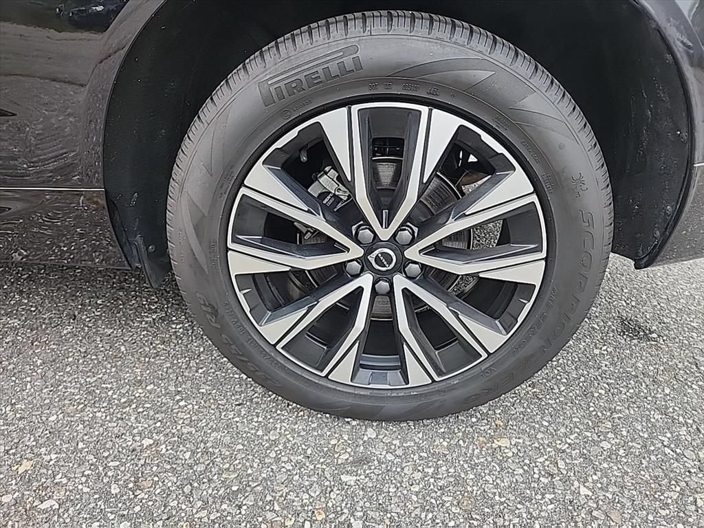 Certified 2025 Volvo XC60 B5 Plus w/ Climate Package AWD/4WD image 9