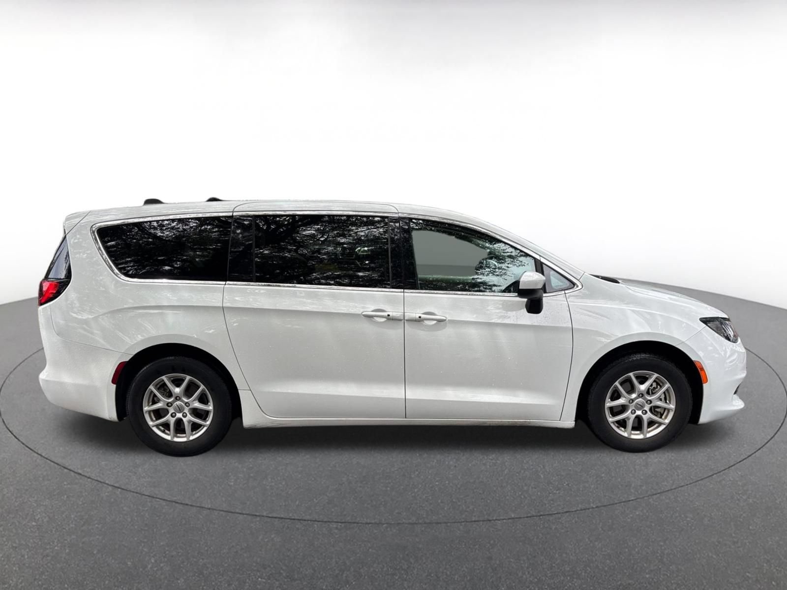Used 2023 Chrysler Voyager LX FWD image 12