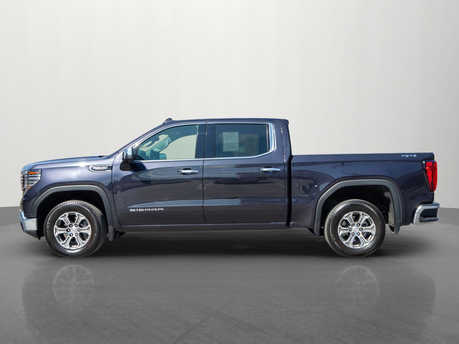 Used 2025 GMC Sierra 1500 SLT AWD/4WD image 4