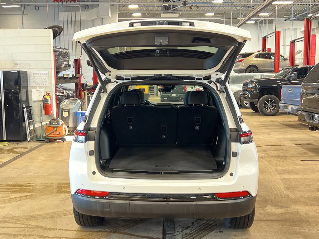 Used 2025 Jeep Grand Cherokee Limited w/ Luxury Tech Group II image 40