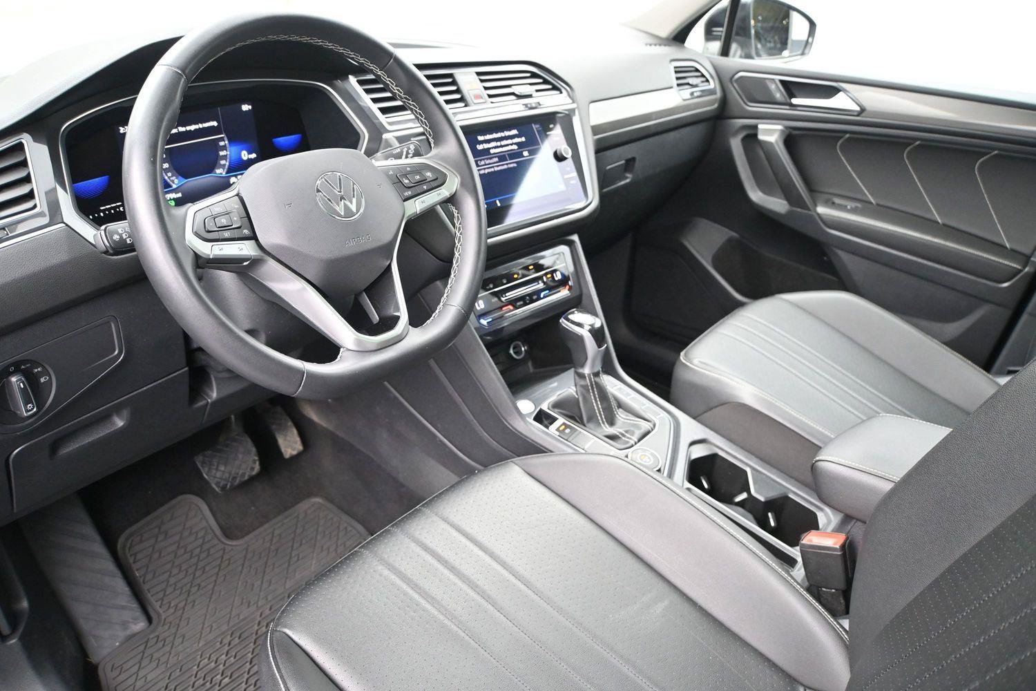 Used 2022 Volkswagen Tiguan SE w/ Panoramic Sunroof Package AWD/4WD image 2