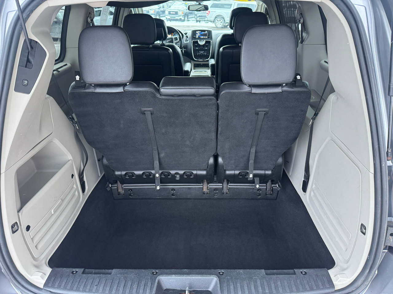 Used 2015 Chrysler Town & Country Touring w/ Driver Convenience Group image 9