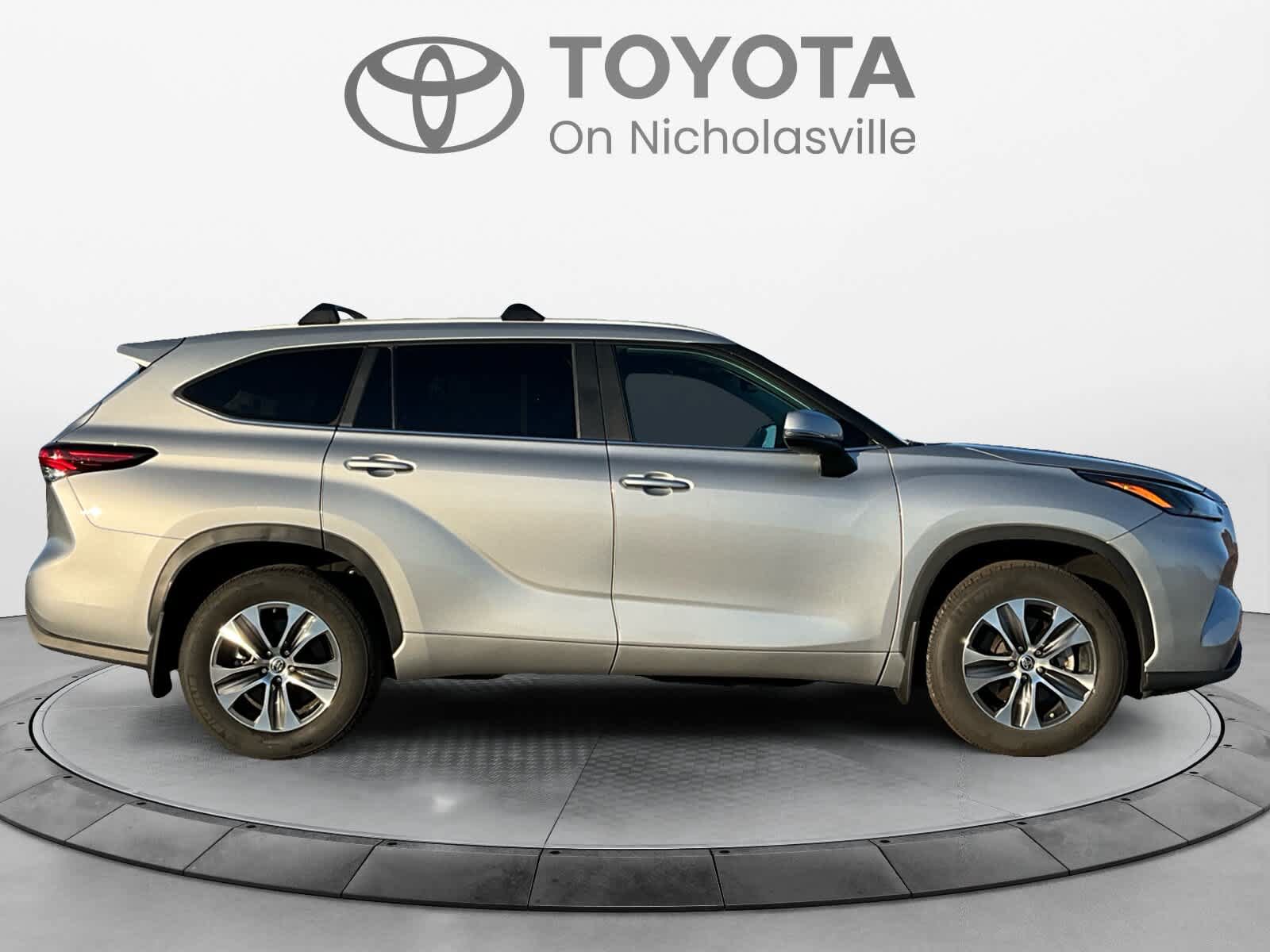 Used 2024 Toyota Highlander XLE AWD/4WD image 6