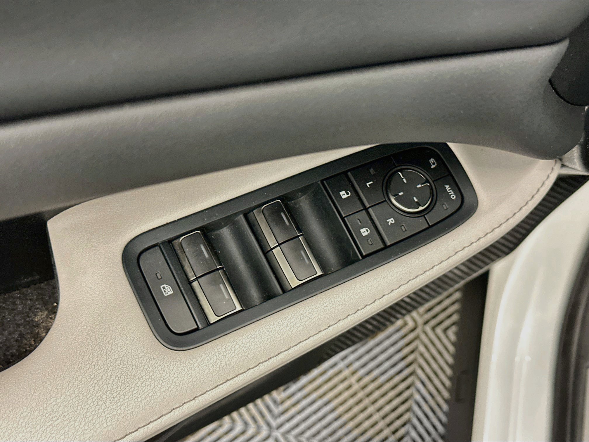 Used 2023 Lexus RX 350 Premium w/ Accessory Package AWD/4WD image 15