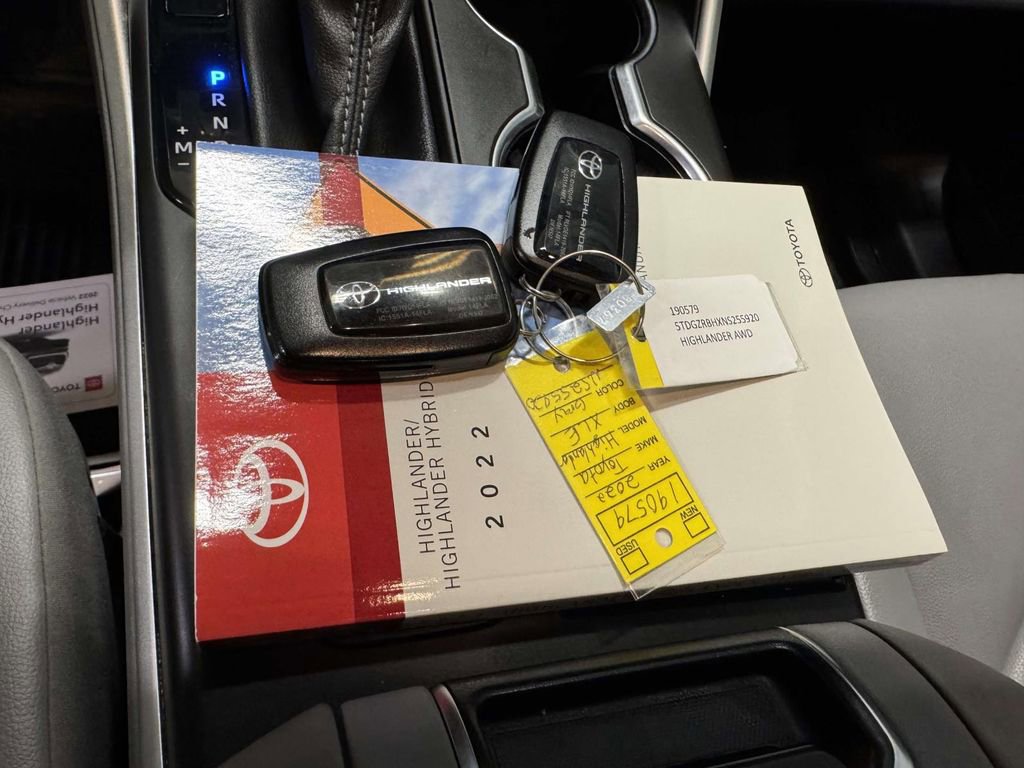 Used 2022 Toyota Highlander XLE AWD/4WD image 31