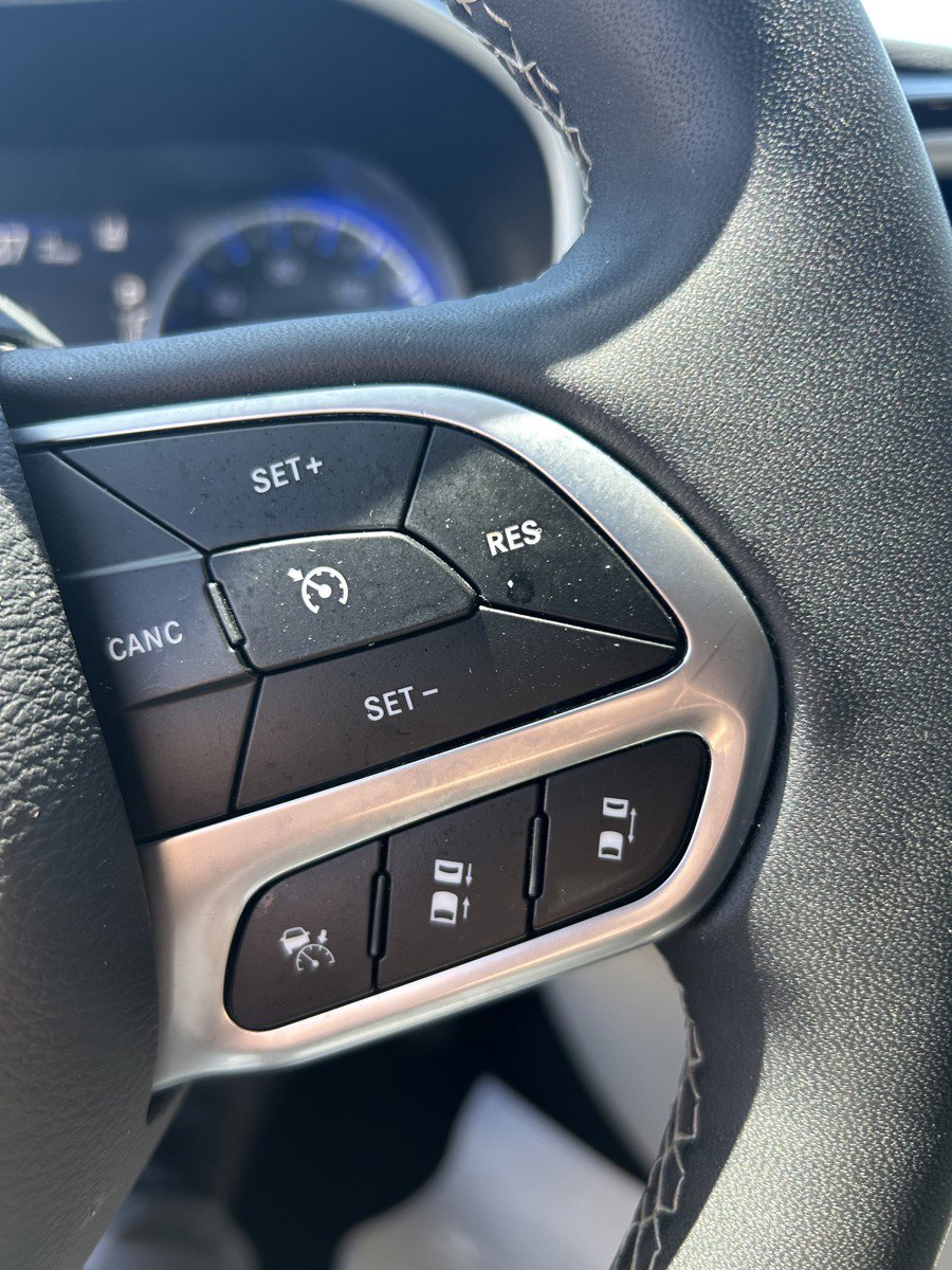 Used 2023 Chrysler Pacifica Touring-L FWD image 34