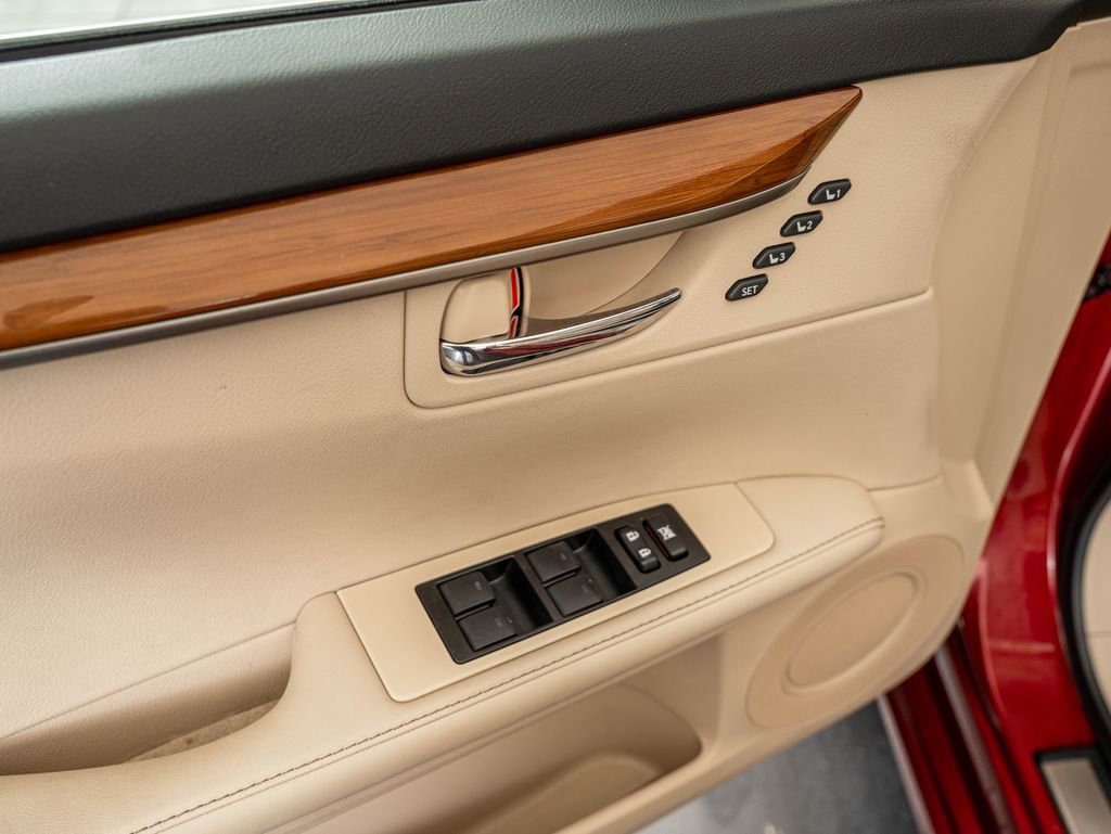 Used 2014 Lexus ES 300h w/ Luxury Package w/Bamboo Trim image 16