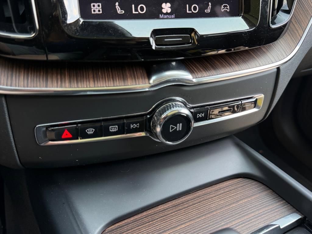 Used 2022 Volvo XC60 B5 Momentum image 18