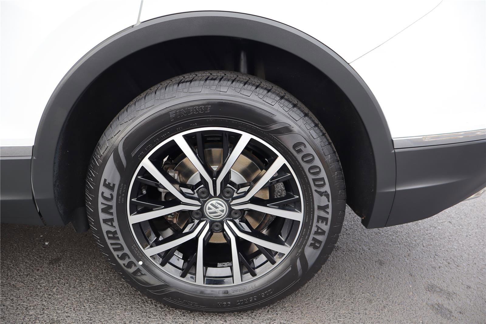 Certified 2021 Volkswagen Tiguan SE w/ Panoramic Sunroof Package image 11