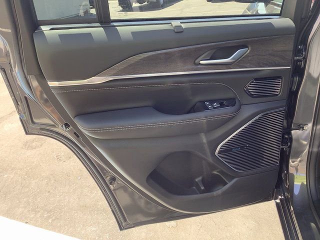 New 2023 Jeep Grand Cherokee Overland w/ Luxury Tech Group IV AWD/4WD image 27