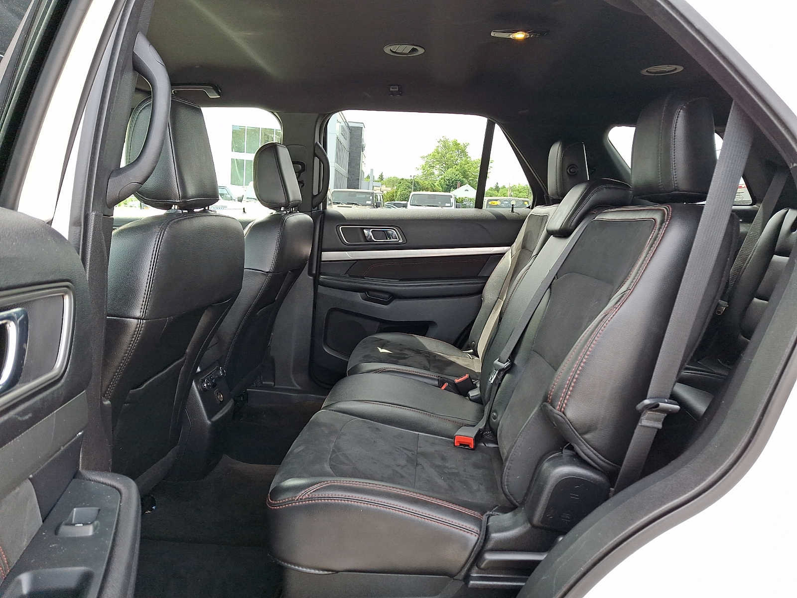 Used 2018 Ford Explorer XLT w/ Equipment Group 202A AWD/4WD image 11