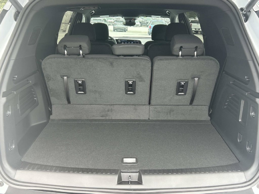 New 2027 Chevrolet Traverse LT w/ Driver Confidence Package FWD image 11