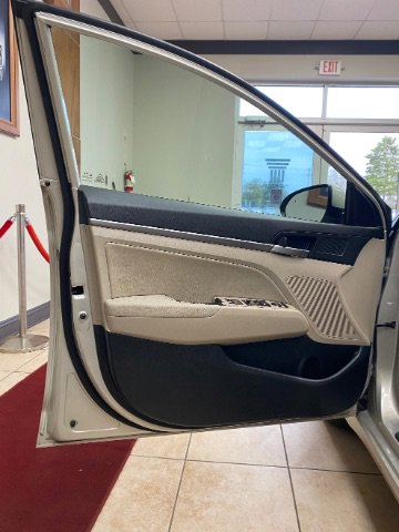 Used 2018 Hyundai Elantra Limited FWD image 9