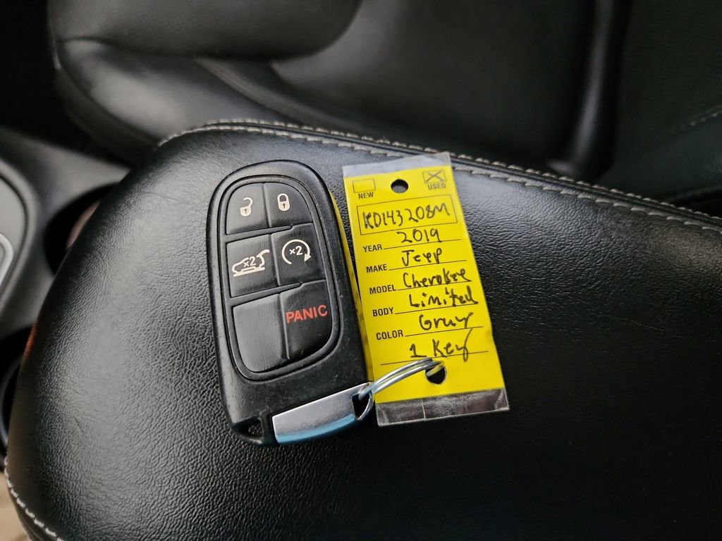 Used 2019 Jeep Cherokee Limited FWD image 43