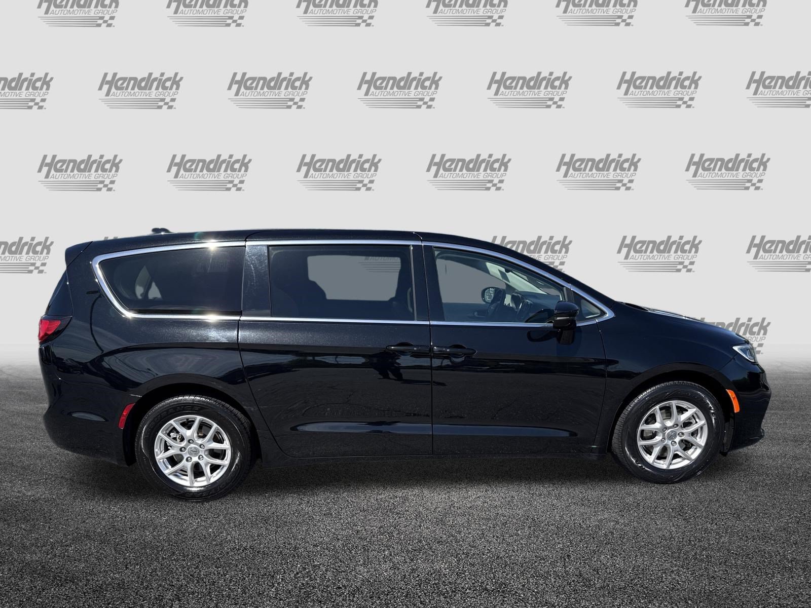 Used 2024 Chrysler Pacifica Touring-L FWD image 11