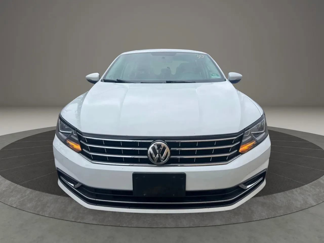 Used 2018 Volkswagen Passat 2.0T SE image 2