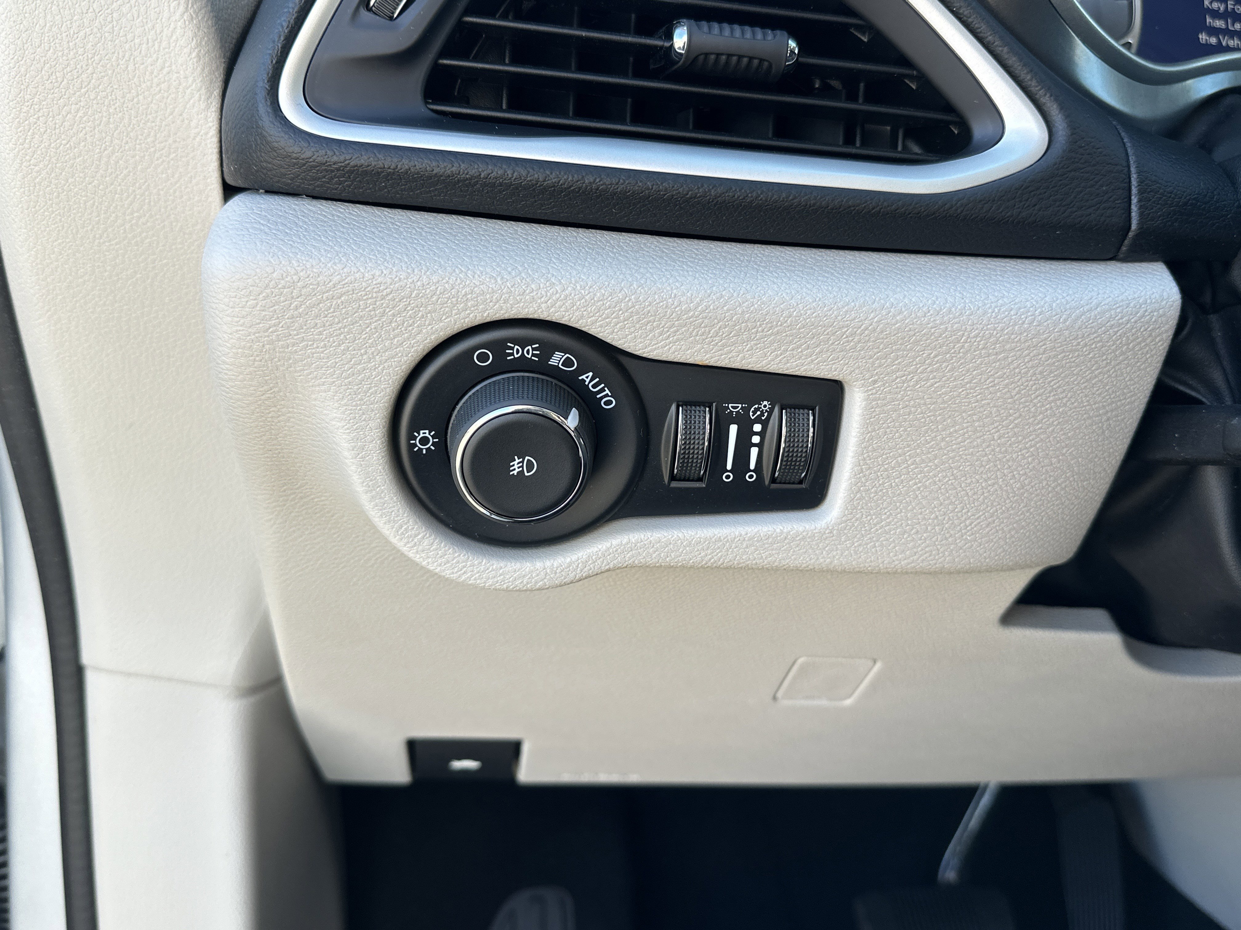 Used 2024 Chrysler Pacifica Touring-L image 33