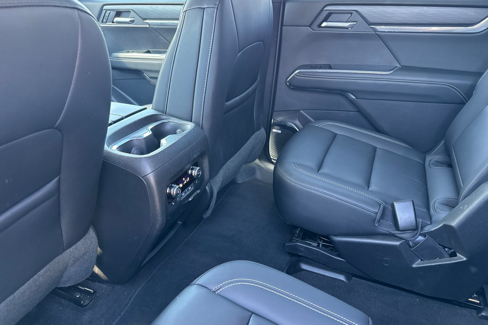 Used 2026 GMC Acadia Elevation w/ Elevation Premium Package FWD image 14