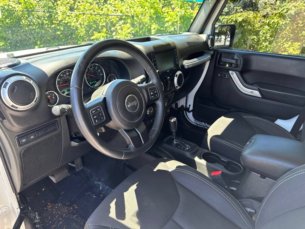 Used 2016 Jeep Wrangler Unlimited Rubicon w/ Connectivity Group AWD/4WD image 9