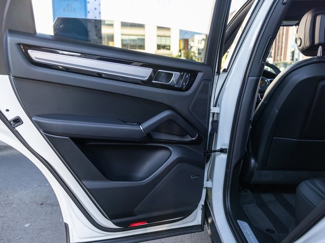 Certified 2023 Porsche Cayenne Platinum Edition w/ Premium Package Plus image 32