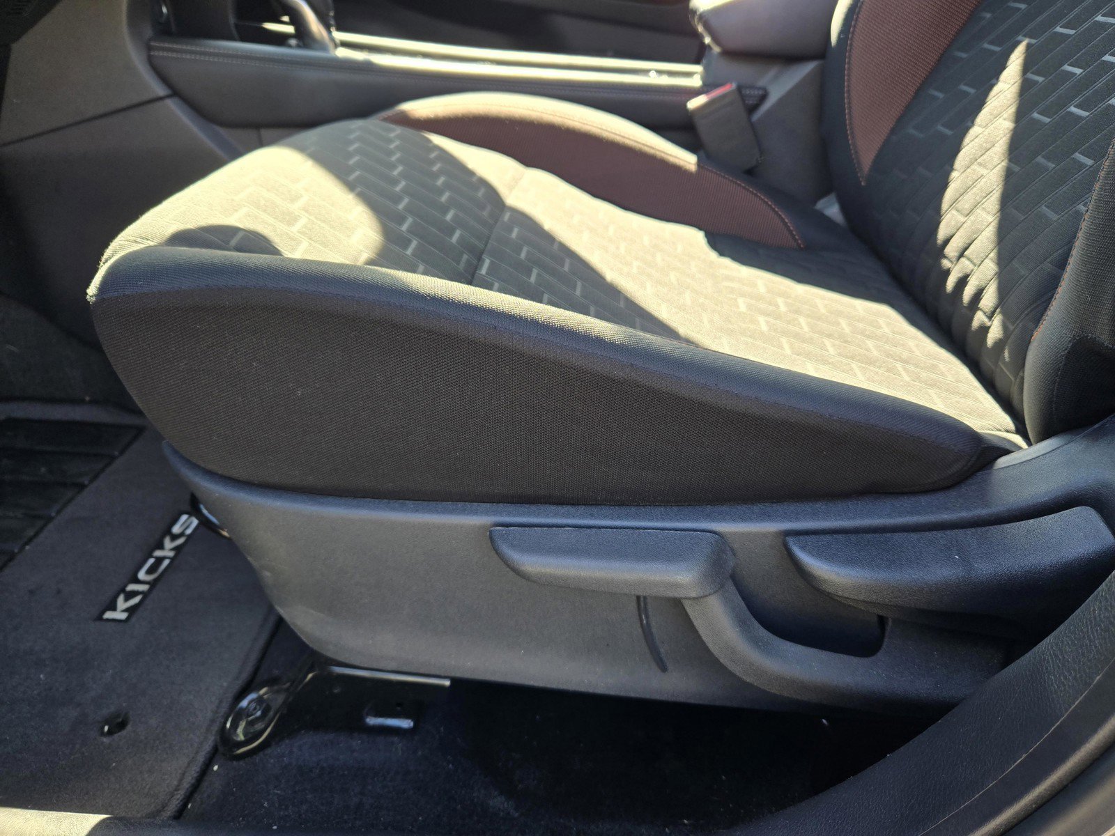 Used 2023 Nissan Kicks SR image 15