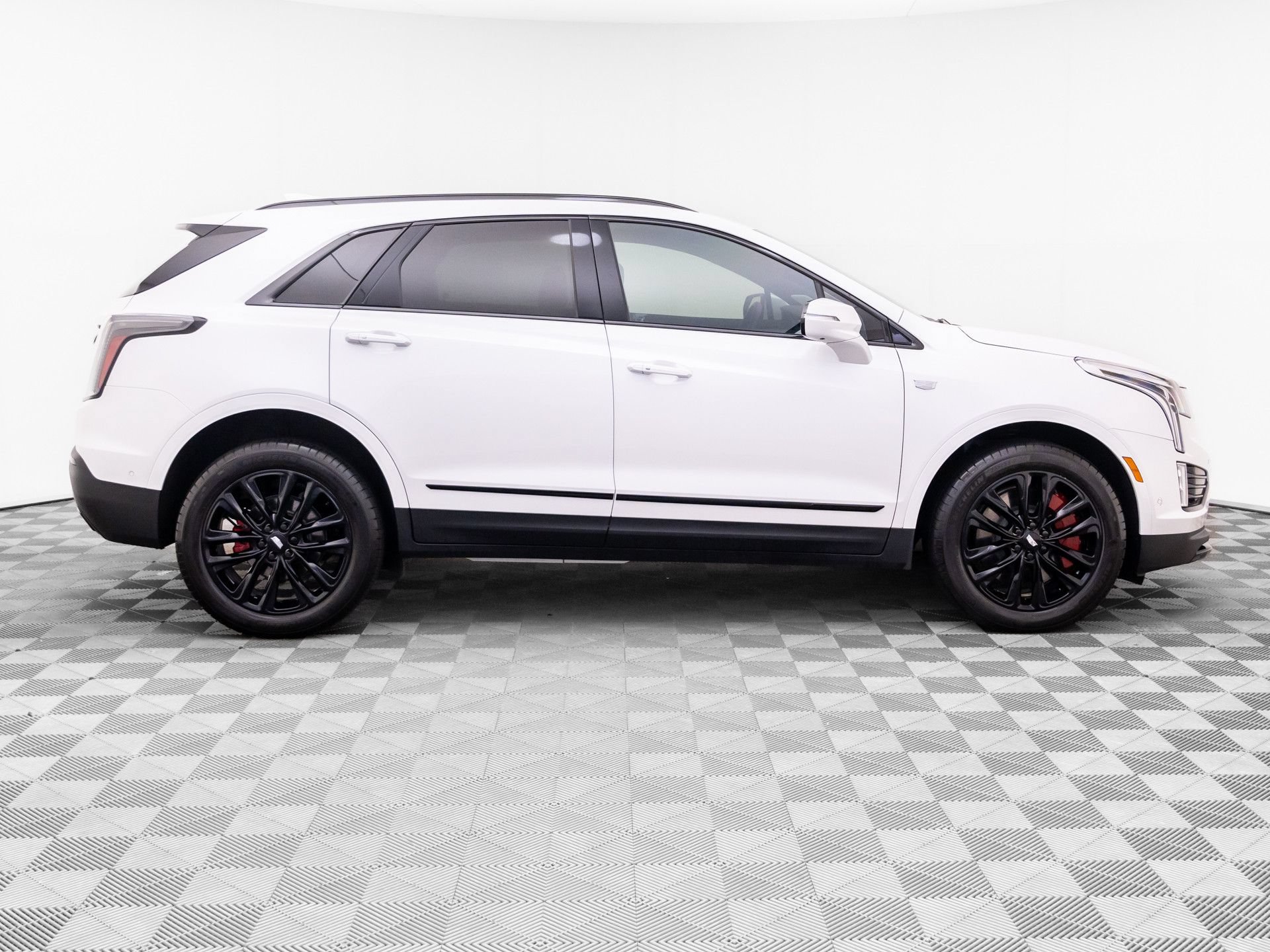 Certified 2026 Cadillac XT5 Sportv w/ LPO, Onyx Lite Package AWD/4WD image 8