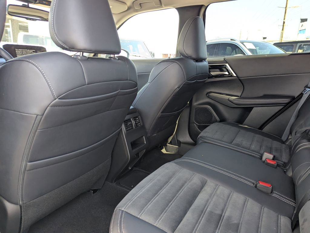 Used 2025 Mitsubishi Outlander 4WD Plug-In Hybrid image 32