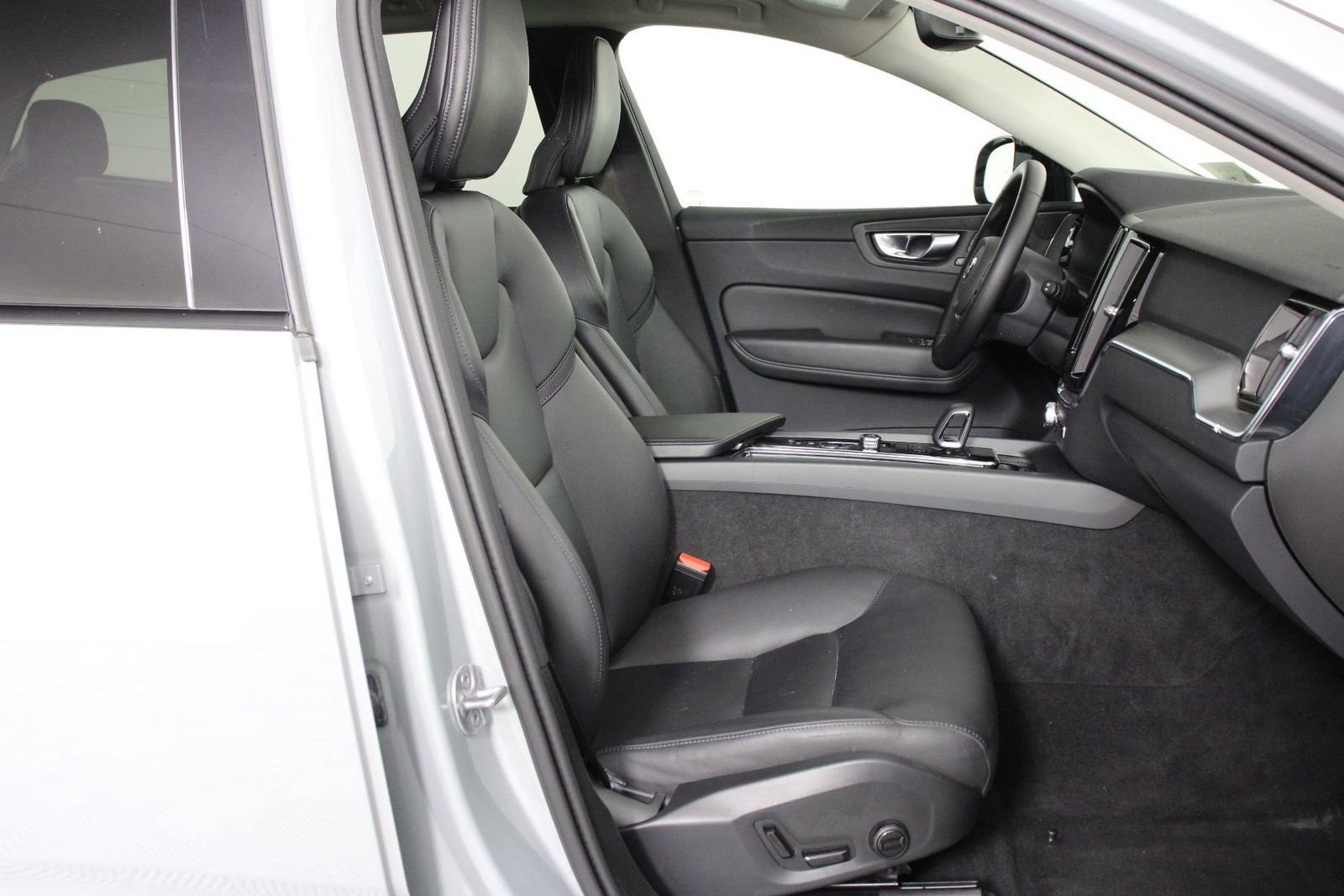 Certified 2025 Volvo XC60 B5 Core AWD/4WD image 29
