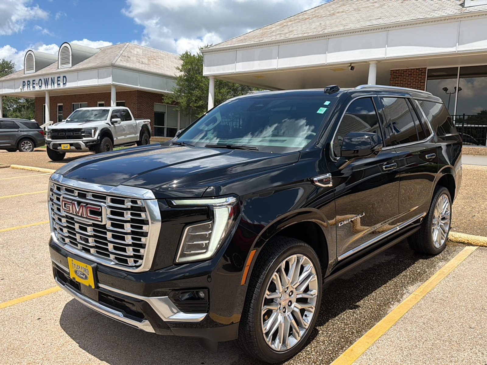 Used 2026 GMC Yukon Denali w/ Sun & Power Step Package AWD/4WD image 4