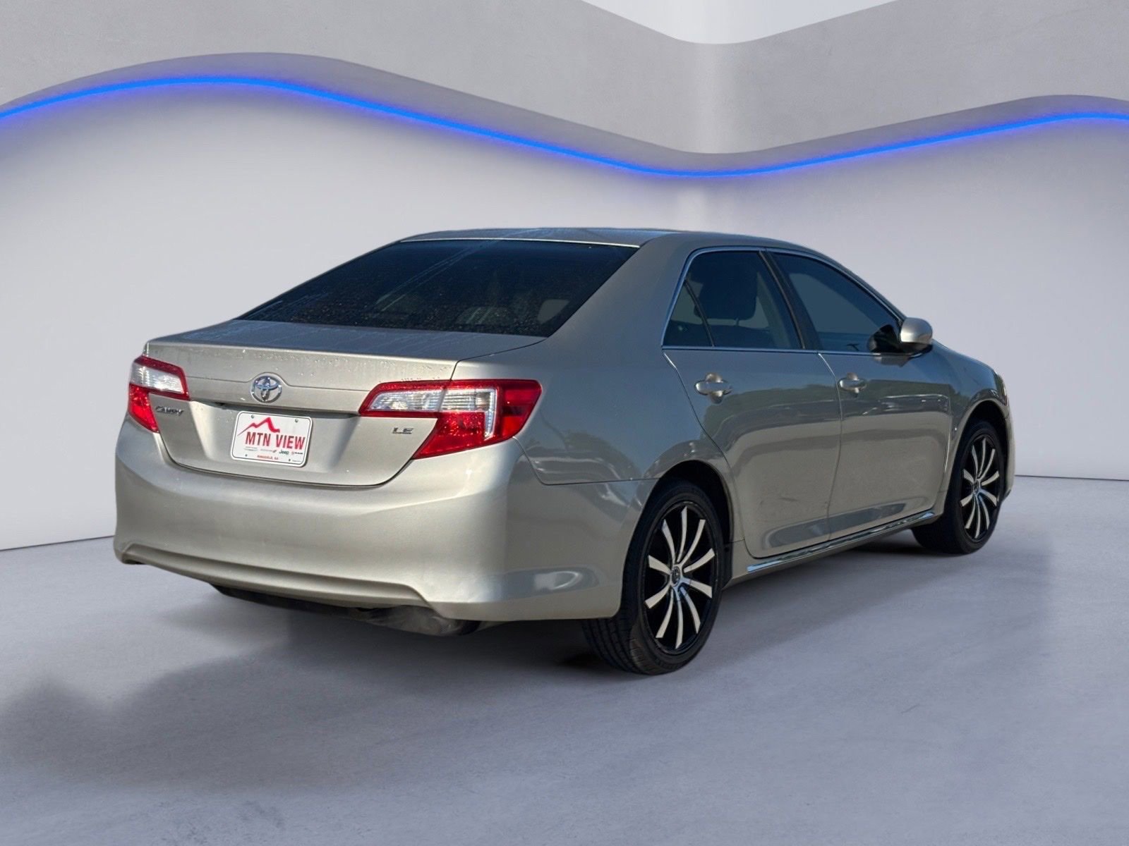 Used 2014 Toyota Camry LE FWD image 3