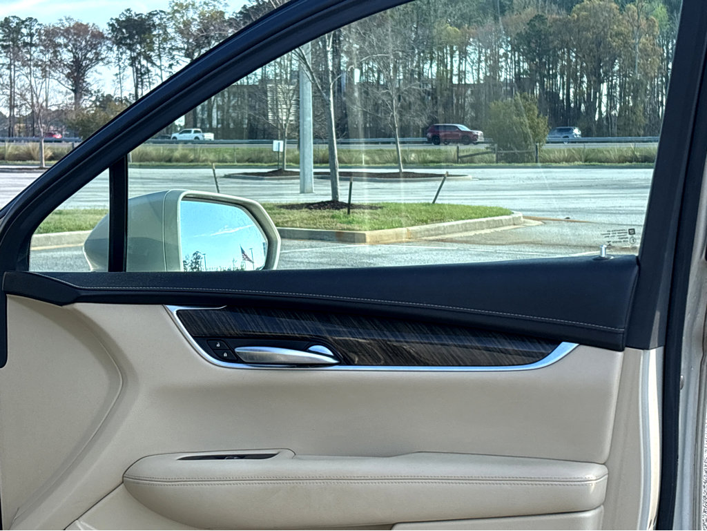 Used 2017 Cadillac XT5 FWD image 11