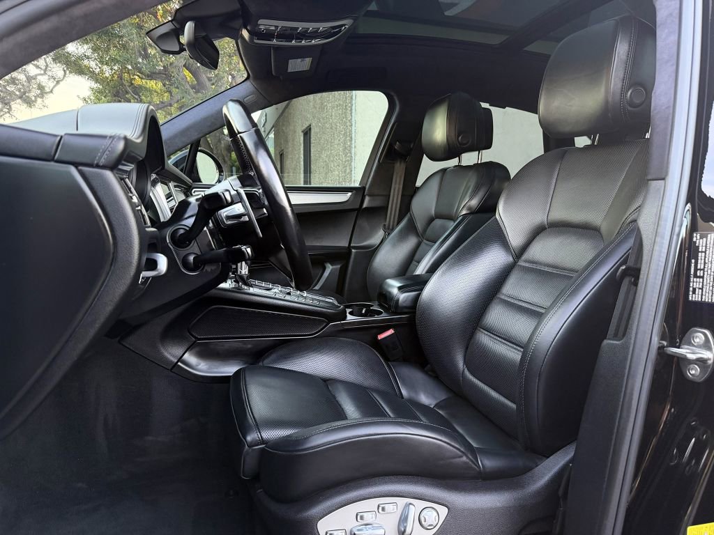 Used 2020 Porsche Macan Turbo AWD/4WD image 19
