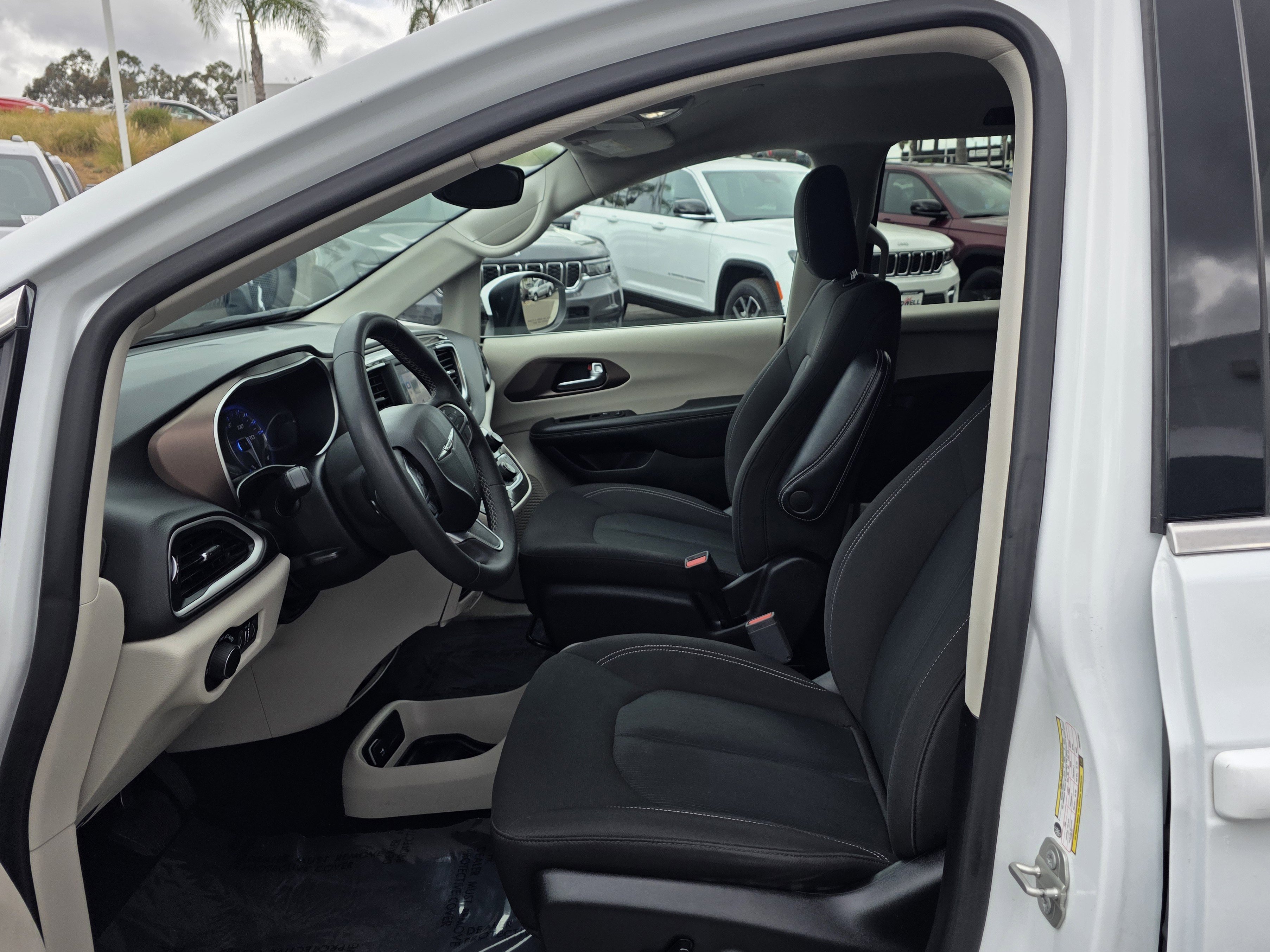 Certified 2023 Chrysler Voyager LX image 12